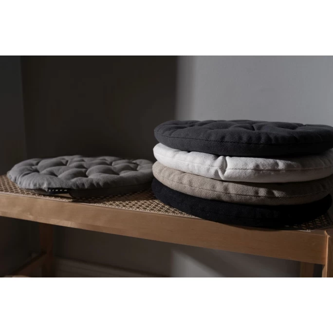 Linum PEPPER Sitzkissen Rund - Ø 37 Cm - Höhe 3 Cm - Granitgrau G19 6 Linum PEPPER Sitzkissen Rund - Ø 37 Cm - Höhe 3 Cm - Granitgrau G19 – Bild 4