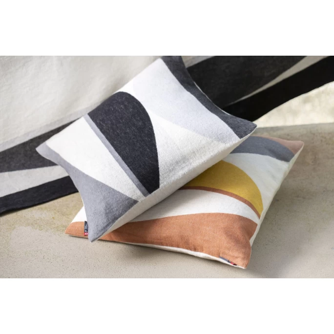 David Fussenegger SILVRETTA Komposition Kissenhülle - 50x50 Cm - Anthrazit 4 David Fussenegger SILVRETTA Komposition Kissenhülle - 50x50 Cm - Anthrazit – Bild 2